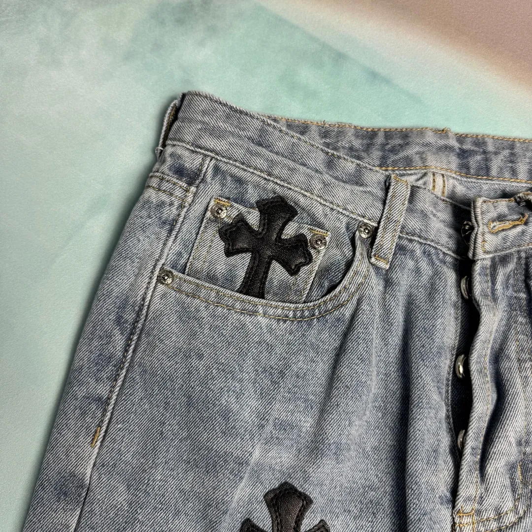 🅿️310 🔘Model number-KL103 🔘𝐂𝐡𝐫𝐨𝐦𝐞 𝐇𝐞𝐚𝐫𝐭 joint name 𝐆𝐀𝐋𝐋𝐄𝐑𝐘 𝐃𝐄𝐏𝐓. 🔘Cro Heart CH Heavy Industry Horsehair Spliced Flared Leather Jeans* 7*7 tannin 13.5 ammonia blue cow fabric, spliced with different colors of distressed denim, complete set of tannin washing processes such as stone grinding, desizing, malaysian, hand rubbing, hanging grinding, fermentation washing, full spray, cat suede, etc. The genuine leather cross is made of natural horse hair and first-layer sheepskin. Because of the natural color of horse hair, different parts of the fur have different shades, and each pair is different, which is different from the imitation leather on the market. Each pair is the same; because the trousers are custom-made cross genuine leather trousers, they need to be disassembled many times, which is troublesome to sew and the shipment is very slow. Size: S M L XL (28.30.32.34) Color: Blue